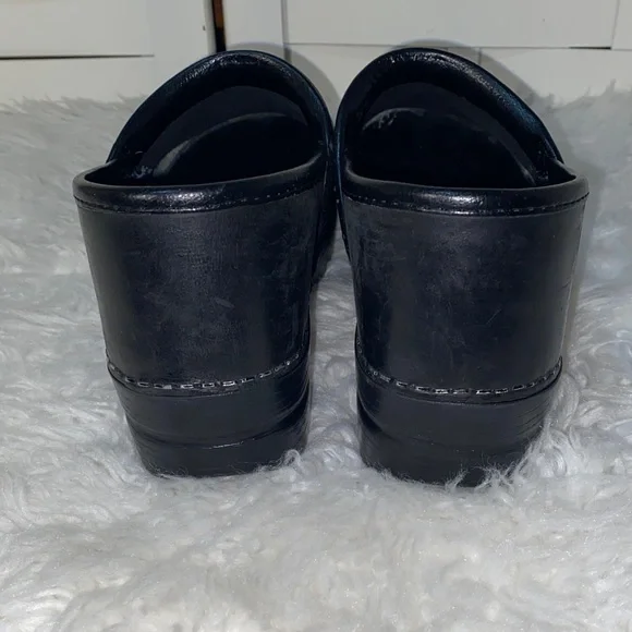 Dansko Black Leather Stapled Professional Clogs Size 40/ 9.5-10 - Picture 3 of 5